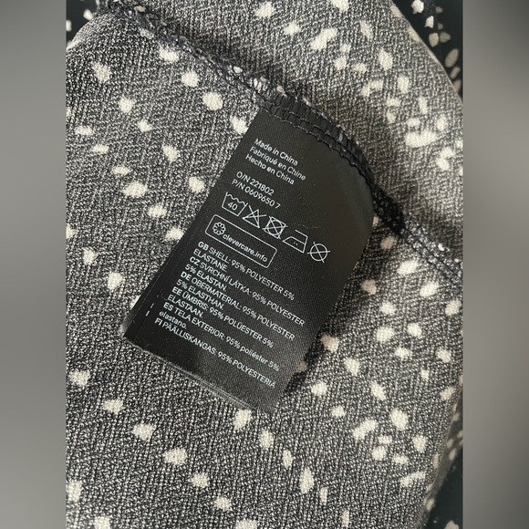 Black and white dotted flowy blouse - Picture 4 of 4